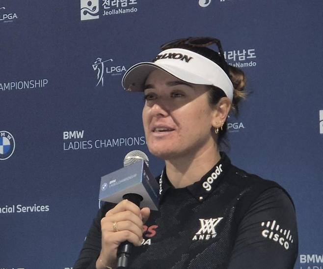 답변하는 해나 그린 (해남=연합뉴스) 김경윤 기자 = 디펜딩 챔피언 해나 그린(호주)이 15일 전남 해남군 파인비치 골프링크스에서 열린 미국여자프로골프(LPGA) 투어 BMW 레이디스 챔피언십 미디어데이 공식 기자회견에서 답변하고 있다. 2025.10.15. cycle@yna.co.kr