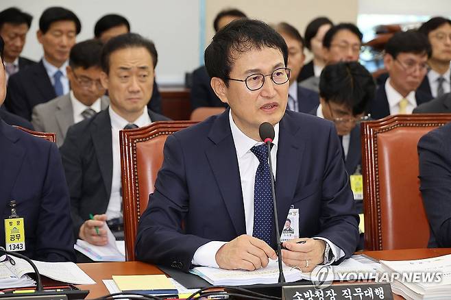 김승룡 소방청장 직무대행 답변 (서울=연합뉴스) 박동주 기자 = 김승룡 소방청장 직무대행이 15일 서울 여의도 국회에서 열린 행정안전위원회의 중앙선거관리위원회, 인사혁신처, 소방청 등에 대한 국정감사에서 의원 질의에 답하고 있다. 2025.10.15 pdj6635@yna.co.kr