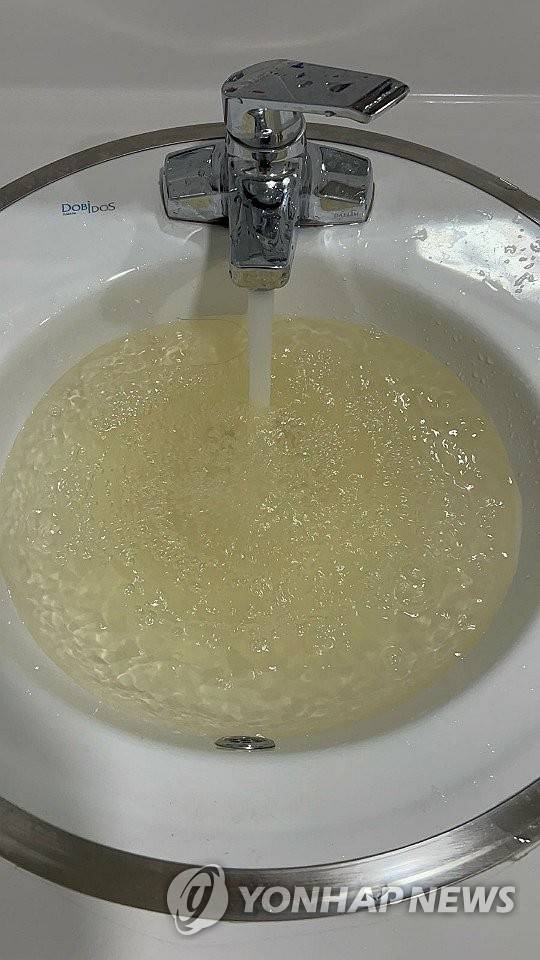 탁수로 주민 불편 겪고 있는 운정신도시 (파주=연합뉴스) 경기 파주시 운정신도시 일대에 이틀째 탁수가 공급돼 주민들이 불편을 겪고 있다. 사진은 15일 세면대 수도에서 나오는 탁수의 모습. 2025.10.15 [독자 제공. 재판매 및 DB 금지] nsh@yna.co.kr