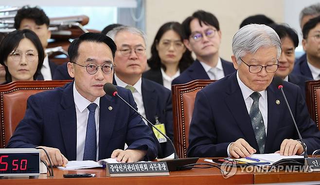답하는 허철훈 중앙선거관리위원회 사무총장 (서울=연합뉴스) 박동주 기자 = 허철훈 중앙선거관리위원회 사무총장이 15일 서울 여의도 국회에서 열린 행정안전위원회의 중앙선거관리위원회, 인사혁신처 등에 대한 국정감사에서 질의에 답하고 있다. 2025.10.15 pdj6635@yna.co.kr
