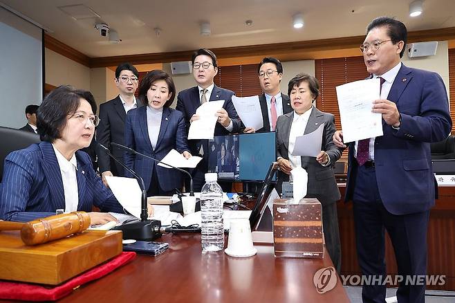 법사위 국감에서 항의하는 국민의힘 (서울=연합뉴스) 국회 법제사법위원회 국민의힘 의원들이 15일 서울 서초구 대법원에서 열린 전체회의에서 '이재명 대통령의 공직선거법위반 사건에 대한 대법원 전원합의체 관련 서류 제출 요구의 건' 처리에 재판 개입이라 주장하며 추미애 위원장에게 항의하고 있다. 2025.10.15 [국회사진기자단] photo@yna.co.kr