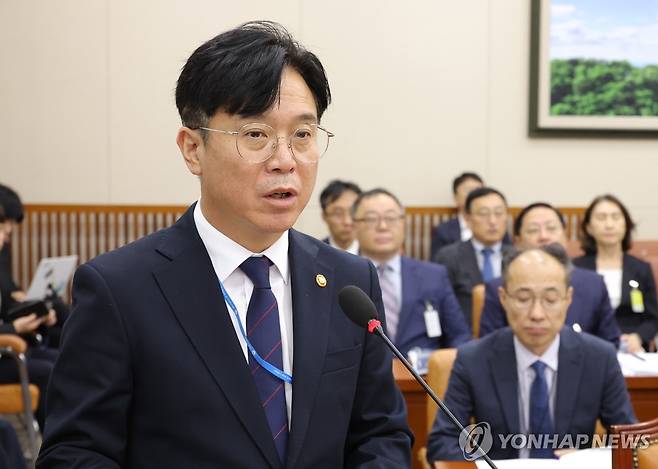 김영훈 고용노동부 장관, 기후에너지 환노위 국감서 업무보고 (서울=연합뉴스) 황광모 기자 = 김영훈 고용노동부 장관이 15일 국회 기후에너지환경노동위원회에서 열린 2025년도 고용노동부에 대한 국정감사에서 업무보고를 하고 있다. 2025.10.15 hkmpooh@yna.co.kr