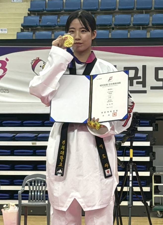 제106회 전국체전 태권도 여대부 62kg급에서 금메달을 획득한 이도아(경희대)가 기념촬영을 하고 있다. 사진=경희대학교