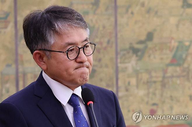 이재필 궁능유적본부장이 16일 서울 여의도 국회에서 열린 2025년도 국가유산청 등에 대한 문화체육관광위원회 국정감사에서 김건희 여사의 종묘 차담회 의혹과 관련한 더불어민주당 민형배 의원의 질의를 듣고 있다./사진=연합뉴스