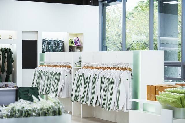 전북현대모터스FC가 경기장 동측 1층 유휴 공간 일부를 활용해 구단 공식 오프라인 쇼핑몰인 오피셜 스토어를 조성했다. 전북현대 제공