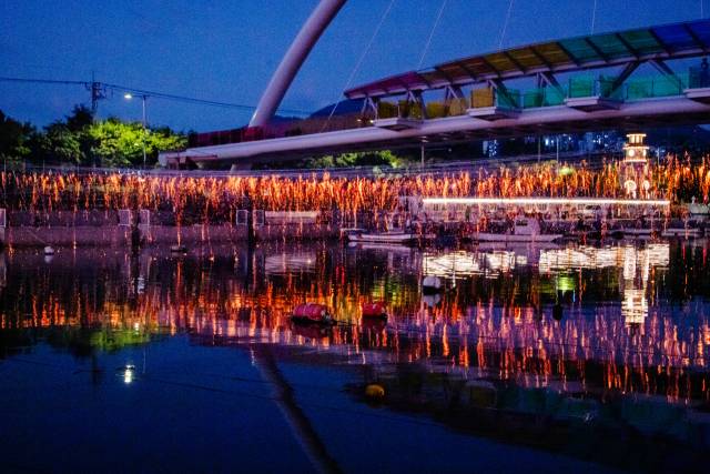 오는 18일부터 19일까지 이틀간 부산 사하구 장림항 일원에서 ‘제3회 부네치아 아트프리마켓’이 열린다. 사진은 지난해 11월 낙화놀이가 열린 모습. 사하구청 제공