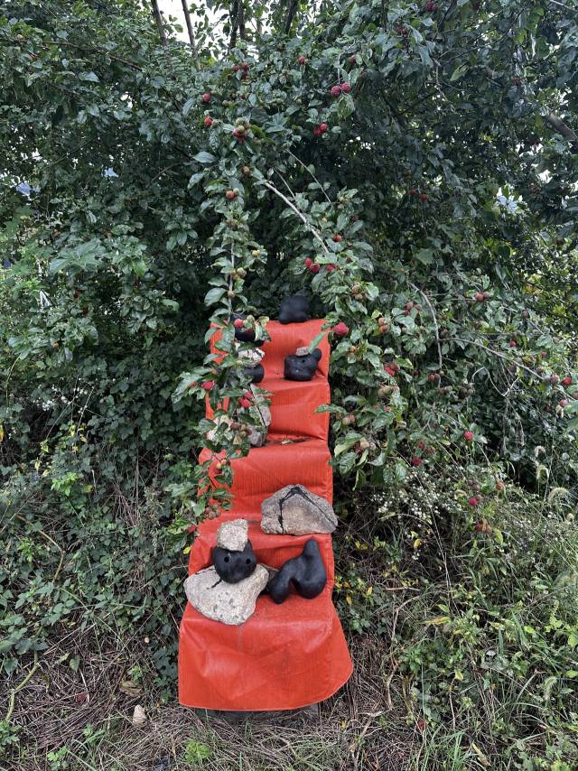 밖_앝에서 열리고 있는 '혼종의 정원'에서 만날 수 있는 상환 작가의 '여기 아스라이 쌓이는 것은'(2025) 설치 전경. 김은영 기자 key66@