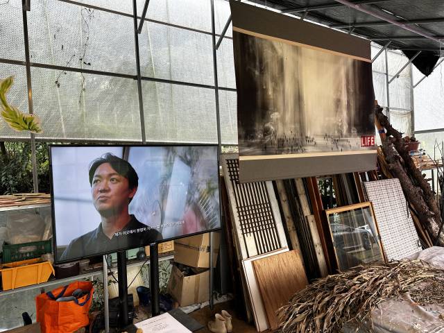 밖_앝 비닐하우스에 설치된 정안용 작가 영상 작품과 족자. 김은영 기자 key66@