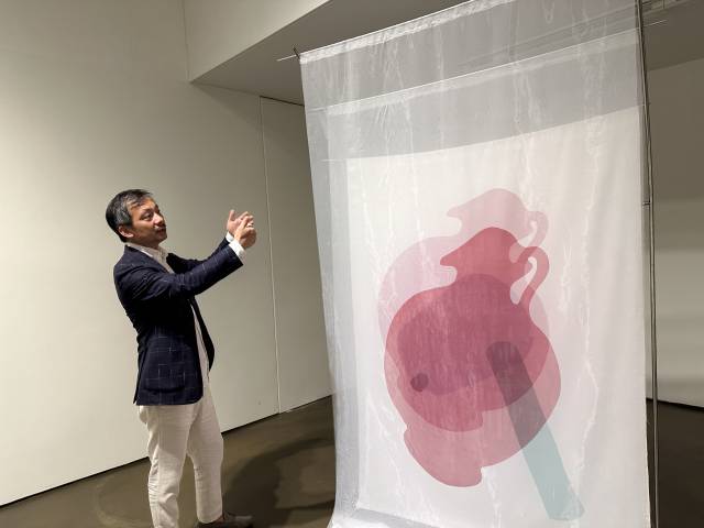 ‘너의 접시, 나의 물병’ 중 전시 작품을 설명하는 정득용 작가. 김은영 기자 key66@