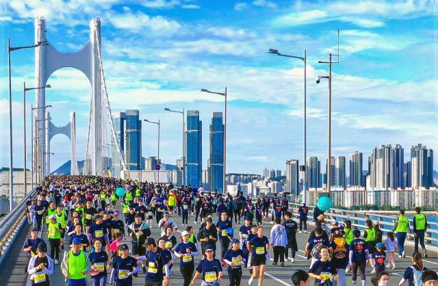 지난해 부산바다마라톤 참가자들이 푸른 하늘과 푸른 바다 사이 아름다운 풍광을 자랑하는 광안대교에서 가을 달리기를 즐기고 있다. 부산일보DB