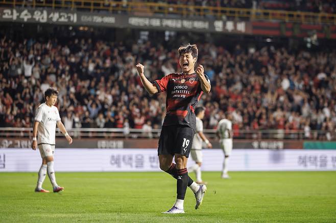▲ 포항스틸러스 이호재가 5일 포항스틸야드에서 열린 하나은행 K리그1 32라운드 전반 34분 페널티킥 골을 성공시킨 뒤 포효하고 있다.