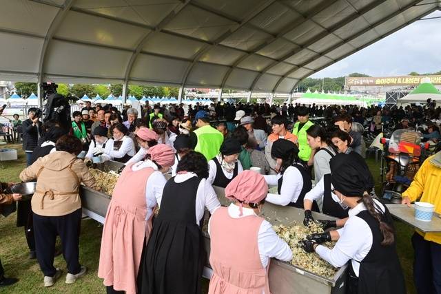 축제 개막식에서 진행된 '오색오미 대형 비빔밥 퍼포먼스'에 참여한 봉화군민과 관광객들이 함께 비빔밥을 나누며 축제의 시작을 알렸다. 봉화축제관광재단 제공
