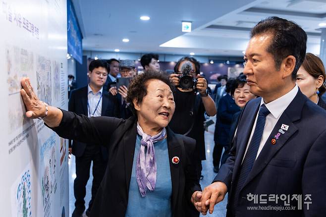 '제주4·3, 기록과 예술로 밝혀낸 진실: 국회4·3 특별전' 개막식에서 작품 관련 설명을 듣고 있는 정청래 더불어민주당 대표.&nbsp;