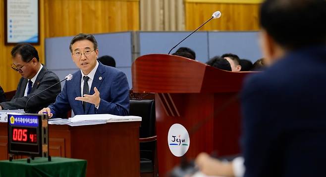 제주도의회 농수축경제위원회가 16일 서귀포시청 대회의실에서 실시한 행정사무감사에서 오순문 서귀포시장이 답변하고 있다.(사진=서귀포시 제공)