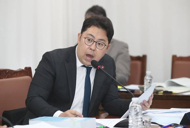 16일 제주도의회 환경도시위원회 소속 한동수 의원(더불어민주당·이도2동을)이 행정사무감사에서 질의하고 있다.
