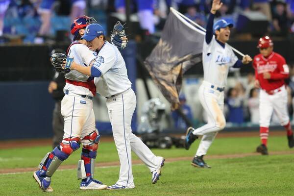 지난 14일 대구에서 플레이오프 진출을 확정짓고 포수 강민호와 포옹하는 김재윤. (사진=삼성)