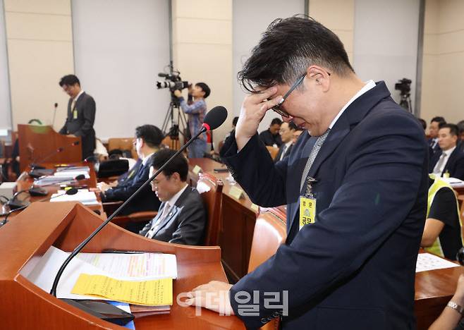 문지석 검사가 15일 서울 여의도 국회에서 열린 기후에너지환경노동위원회의 고용노동부 등에 대한 국정감사에 출석, 쿠팡CFS 퇴직금 미지급 검찰 수사 관련 질의에 답변하며 눈물을 흘리고 있다 (사진=노진환 기자)
