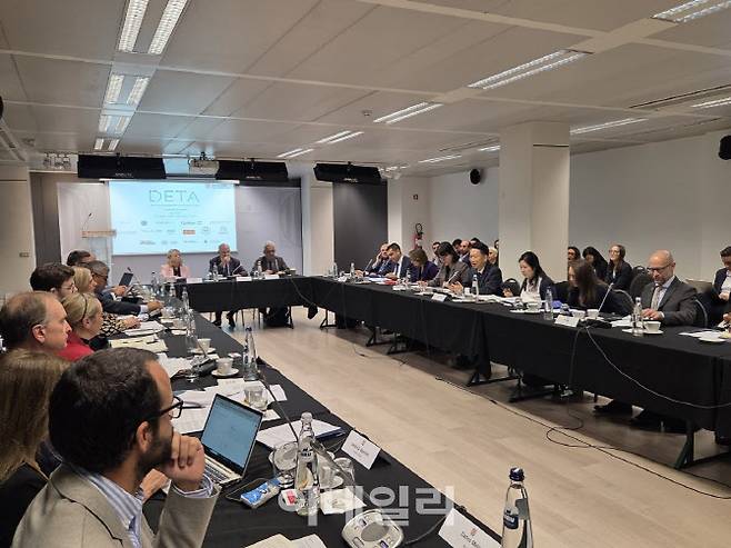 고영인 경기도 경제부지사가 벨기에에서 열린 제2회 초혁신 신기술 동맹DETA에서 소버린 AI, 지방정부가 주도하는 AI 주권모델’을 주제로 발표를 진행하고 있다.(사진=경기도)