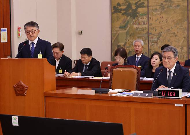 이재필(왼쪽) 궁능유적본부장이 16일 서울 여의도 국회에서 열린 2025년도 국가유산청 등에 대한 문화체육관광위원회 국정감사에서 김건희 여사의 종묘 차담회 의혹과 관련한 민형배 더불어민주당 의원의 질의에 답하고 있다. (사진=연합뉴스)