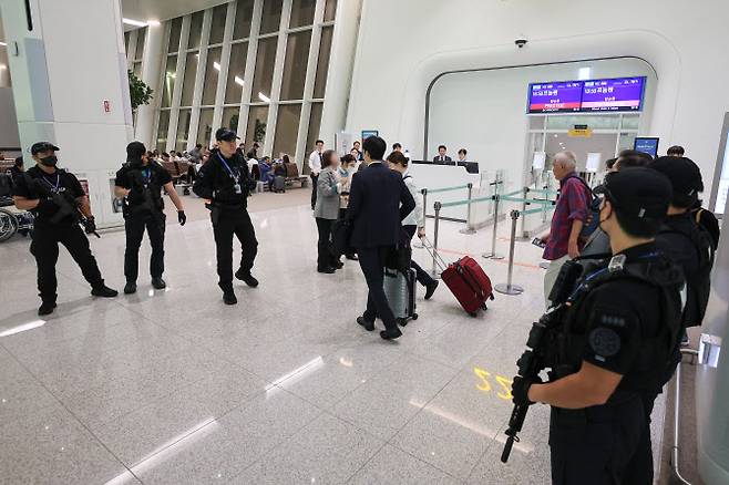 캄보디아 한국인 납치·구금 사태에 대한 불안이 높아지는 가운데 지난 15일 인천국제공항 제2여객터미널 탑승구에서 인천국제공항 경찰단 대테러기동대 대원들과 안보팀 관계자들이 캄보디아행 항공편 한국인 승객들을 대상으로 안전활동을 하고 있다. (사진=연합뉴스)