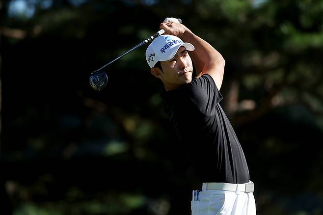 이수민이 16일 열린 KPGA 투어 더채리티클래식 1라운드에서 샷을 하고 있다.