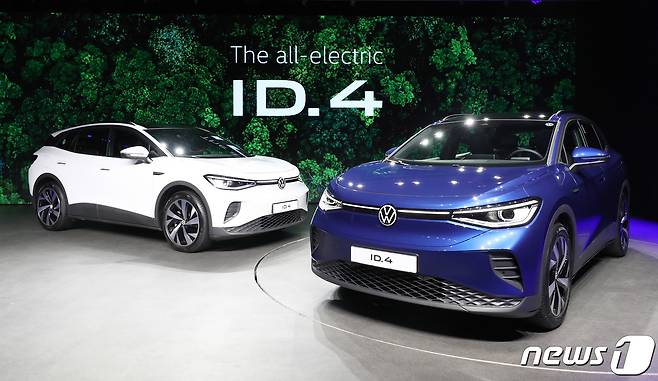 폭스바겐코리아가 15일 광진구 비스타 워커힐 서울호텔에서 첫 번째 순수 전기 SUV 'The all electric ID.4'출시 미디어행사를 갖고 ID.4를 공개하고 있다. ⓒ News1 박세연 기자