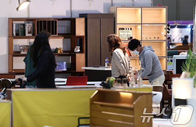 16일 경기 고양시 킨텍스에서 열린 제18회 고양가구박람회를 찾은 관람객들이 전시장을 둘러보고 있다. 2025.10.16/뉴스1 ⓒ News1 김성진 기자