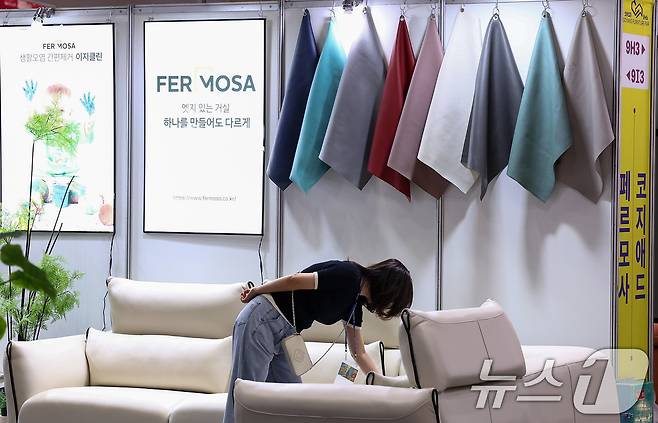 16일 경기 고양시 킨텍스에서 열린 제18회 고양가구박람회를 찾은 관람객들이 전시장을 둘러보고 있다. 2025.10.16/뉴스1 ⓒ News1 김성진 기자