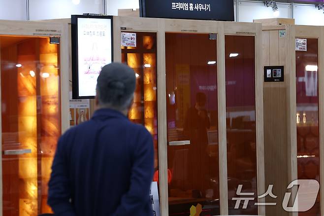 16일 경기 고양시 킨텍스에서 열린 제18회 고양가구박람회를 찾은 관람객들이 전시장을 둘러보고 있다. 2025.10.16/뉴스1 ⓒ News1 김성진 기자