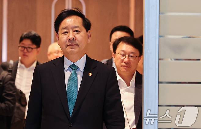 구윤철 경제부총리 겸 기획재정부 장관이 15일 오전 인천국제공항 제2터미널을 통해 미국으로 출국하고 있다. 2025.10.15/뉴스1 ⓒ News1 이호윤 기자