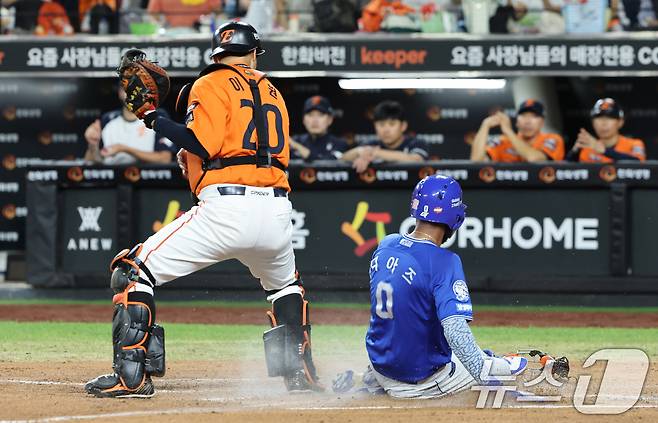 29일 대전 한화생명 볼파크에서 열린 프로야구 '2025 신한 SOL뱅크 KBO 리그' 삼성 라이온즈와 한화 이글스의 경기에서 7회초 무사 만루 삼성 김지찬의 타격 때 홈쇄도를 시도한 3루 주자 디아즈가 아웃 되고 있다. 2025.8.29/뉴스1 ⓒ News1 김기태 기자