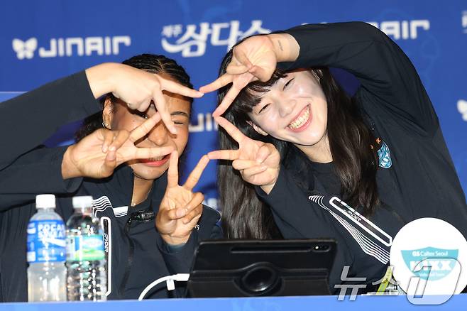 GS칼텍스 유서연(오른쪽), 레이나 토코쿠가 16일 오후 서울 강남구 청담동 리베라호텔에서 열린 프로배구 진에어 2025-2026 V리그 여자부 미디어데이에서 시즌에 임하는 각오와 포부를 밝히며 구호를 외치고 있다. 2025.10.16/뉴스1 ⓒ News1 이광호 기자