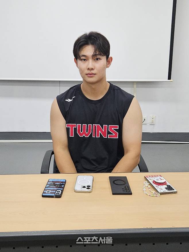 LG 김영우가 13일 이천 LG챔피언스파크에서 진행한 한국시리즈 대비 합숙 훈련 후 취재진 인터뷰에 앞서 포즈를 취하고 있다. 이천 | 강윤식 기자 skywalker@sportsseoul.com