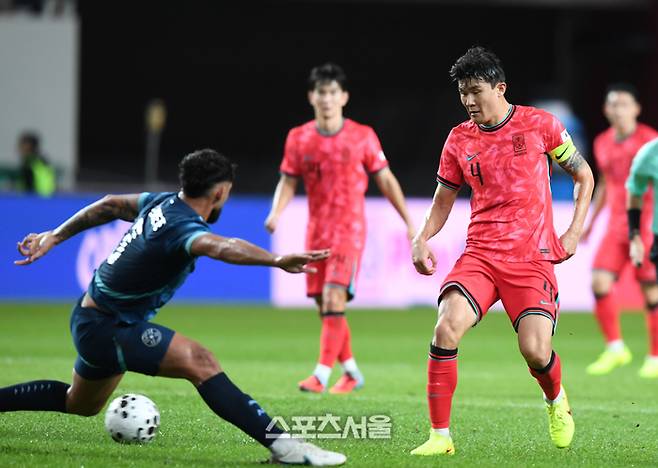 김민재가 14일 서울월드컵경기장에서 열린 남자 축구 국가대표 평가전 파라과이와 경기에서 패스를 하고 있다.  2025. 10. 14. 최승섭기자 thunder@sportsseoul.com