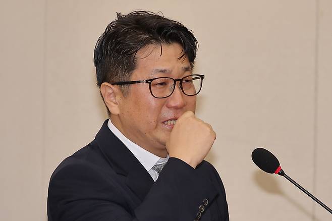 눈물 흘리는 문지석 검사. 2025.10.15 연합뉴스