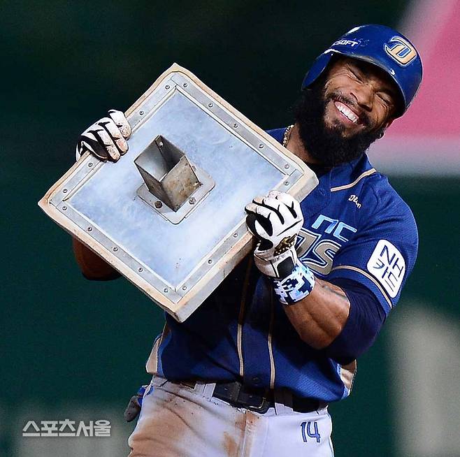 NC 에릭 테임즈가 2015년 10월2일 문학 SK전에서 40-40을 달성하는 40번째 도루에 성공했다. 문학 | 스포츠서울DB