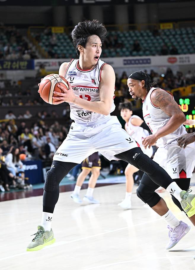 안양 정관장 김영현이 15일 창원체육관에서 열린 2025~2026 LG전자 프로농구 정규리그 창원 LG와 경기에서 리바운드를 잡고 있다. 사진 | KBL