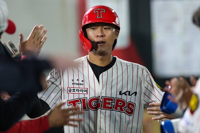 KIA 김규성이 20일 광주-기아 챔피언스필드에서 열린 2025 KBO리그 NC전에서 득점에 성공한 뒤 더그아웃에서 동료들과 하이파이브를 나누고 있다. 사진 | KIA 타이거즈