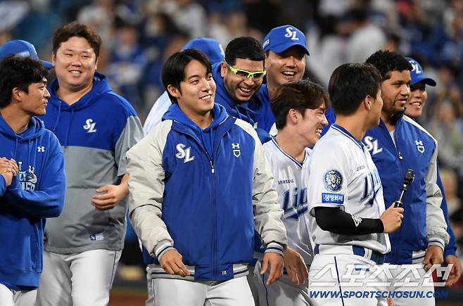 14일 대구 라이온즈파크에서 열린 삼성과 SSG의 준PO 4차전. SSG를 잡고 플레이오프에 진출한 삼성 선수들이 기뻐하고 있다. 대구=박재만 기자 pjm@sportschosun.com/2025.10.14/