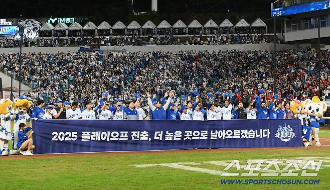 14일 대구 라이온즈파크에서 열린 삼성과 SSG의 준PO 4차전. SSG를 잡고 플레이오프에 진출한 삼성 선수들이 기뻐하고 있다. 대구=박재만 기자 pjm@sportschosun.com/2025.10.14/