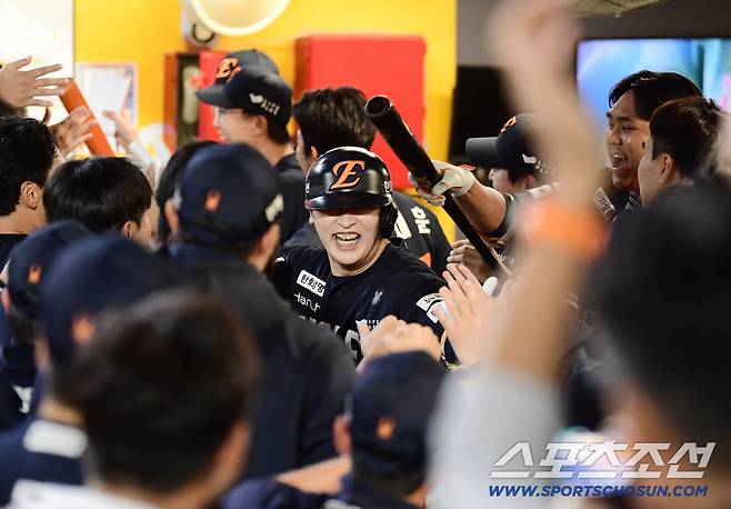 1일 인천 SSG랜더스필드에서 열린 KBO리그 SSG와 한화의 경기. 7회 역전 투런홈런을 날린 한화 이진영. 인천=송정헌 기자songs@sportschosun.com/2025.10.01/