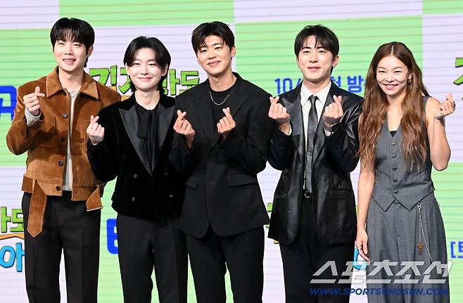 16일 서울 상암동 쇼킹케이팝센터에서 열린 ENA '길치라도 괜찮아'의 제작발표회. 손태진, 김용빈, 박지현, 김원훈, 송해나가 포토타임을 갖고 있다. 허상욱 기자wook@sportschosun.com/2025.10.16/