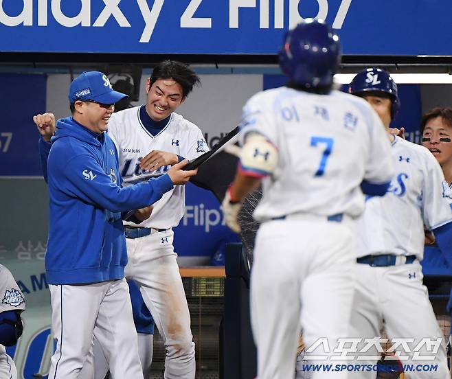 14일 대구 라이온즈파크에서 열린 SSG와 삼성의 준PO 4차전. 8회말 2사 이재현이 솔로포를 치자 박진만 감독이 깃발을 들고 나와 환영하고 있다. 대구=정재근 기자 cjg@sportschosun.com/2025.10.14/