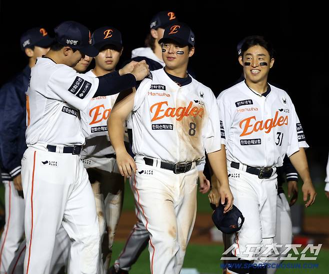 30일 대전한화생명볼파크에서 열린 롯데와 한화의 경기, 한화가 연장 10회말 터진 리베라토의 끝내기 안타로 1대0의 승리를 거뒀다. 경기가 끝난 후 선수단이 팬들에게 감사인사를 하고 있다. 대전=허상욱 기자wook@sportschosun.com/2025.09.30/