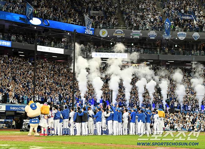 14일 대구 라이온즈파크에서 열린 SSG와 삼성의 준PO 4차전. 삼성이 5대2로 승리하며 시리즈 전적 3승 1패로 플레이오프에 진출했다. 선수들이 팬들에게 인사하고 있다. 대구=정재근 기자 cjg@sportschosun.com/2025.10.14/
