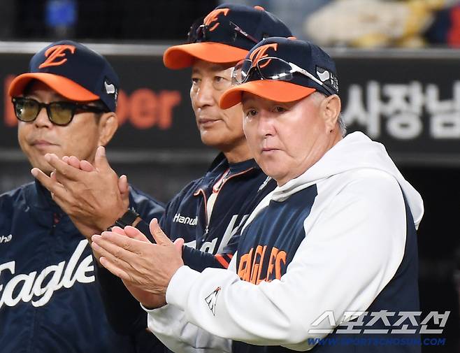 29일 대전 한화생명볼파크에서 열린 LG-한화전. 한화가 7대3으로 승리한 가운데 김경문 감독이 선수들을 맞이하고 있다. 대전=정재근 기자 cjg@sportschosun.com/2025.9.29/