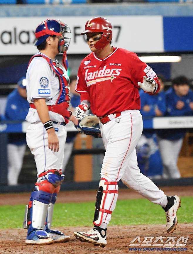 13일 대구 라이온즈파크에서 열린 삼성과 SSG의 준PO 3차전. 9회초 무사 1루 SSG 고명준이 투런포를 날린 뒤 환호하고 있다. 대구=박재만 기자 pjm@sportschosun.com/2025.10.13/