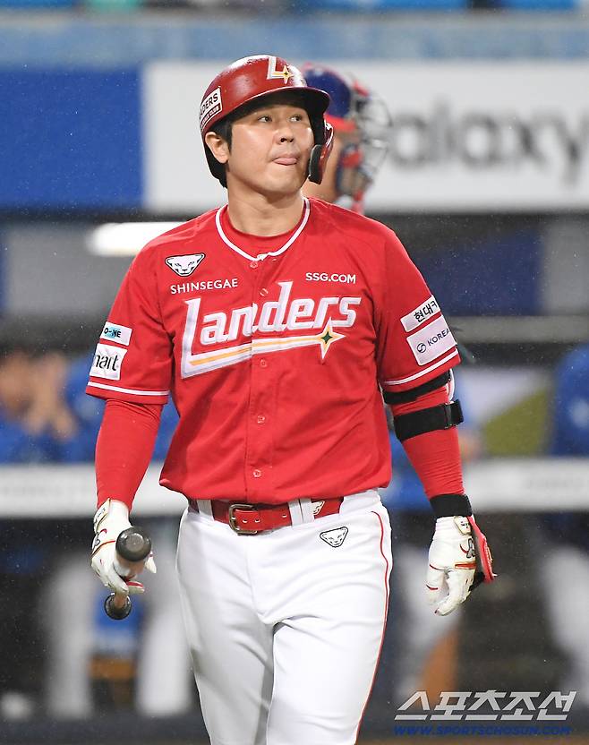 14일 대구 라이온즈파크에서 열린 SSG와 삼성의 준PO 4차전. 4회초 1사 최정이 삼진을 당한 후 아쉬워하고 있다. 대구=정재근 기자 cjg@sportschosun.com/2025.10.14/