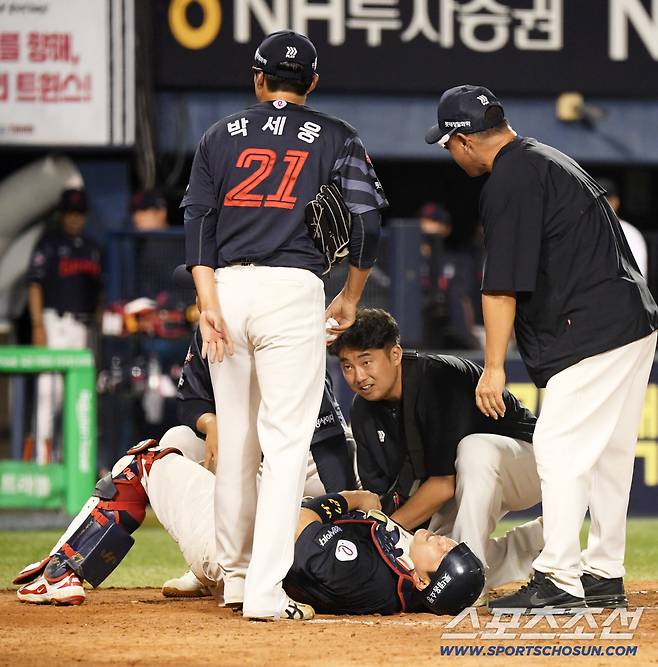 2일 잠실구장에서 열린 LG 트윈스와 롯데 자이언츠의 경기. 5회말 2사 1루 LG 오스틴 파울 타구에 맞은 롯데 포수 유강남이 통증을 호소하고 있다. 잠실=박재만 기자 pjm@sportschosun.com/2025.09.02/
