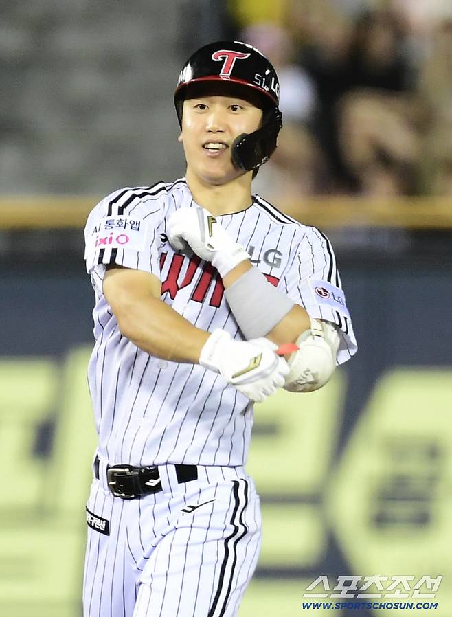 20일 잠실구장에서 열린 LG와 롯데의 경기. 6회말 2사 2루. 동점 1타점 적시타 날린 LG 구본혁. 잠실=송정헌 기자songs@sportschosun.com/2025.08.20/